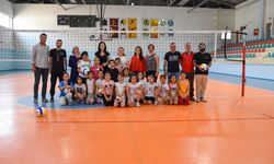 Bağlar Belediyesi voleybol ve karete kurslarına katılan çocukları ziyaret etti