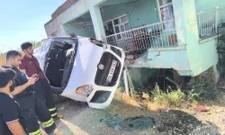 Diyarbakır’da otomobil yol kenarındaki eve çarptı: 3 Yaralı