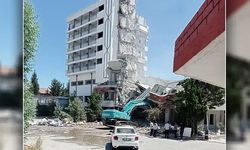 Şanlıurfa’da öğretmen evi yıkım sırasında çöktü