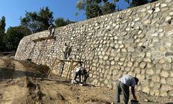 Hakkari'de istinat duvarı çalışması devam ediyor