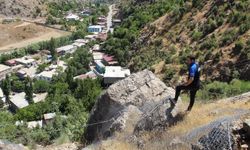 Şırnak Uludere'de köyü tehdit eden kayalara için ilginç tedbir