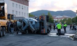 Bingöl'de beton mikseri hafif ticari aracın üzerine devrildi: 3 yaralı