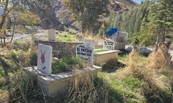 Hakkari’de medrese çevresindeki izinsiz mezarlıklara tepki