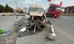 Şanlıurfa'da TIR ile minibüs çarpıştı: 12 yaralı