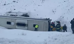 Yolcu otobüsü şarampole devrildi: Yaralılar var!