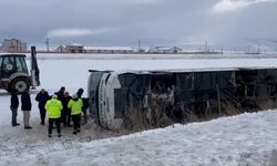 Kars yolunda otobüs şarampole yuvarlandı: 23 kişi hastaneye kaldırıldı