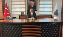 Siirt Belediyesi'ne atanan kayyım Kemal Kızılkaya, isimlik ile poz verdi