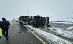 Elazığ-Diyarbakır karayolunda tır yan yattı!