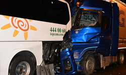 Emniyet şeridinde durdu, tır çarptı: 13 yaralı