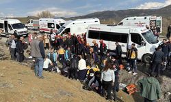Öğretmenleri taşıyan minibüsle otomobil çarpıştı: 15 yaralı