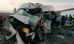 Van’da yolcu minibüsü ile kamyonet çarpıştı: 6 ölü, 8 yaralı