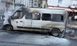 Diyarbakır’da seyir halindeki minibüs alev aldı