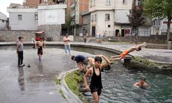 Diyarbakırlı çocukların serinleme noktası: Anzele Parkı