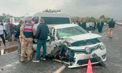 Urfa'da minibüs ile otomobil çarpıştı: 5 yaralı
