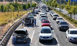Diyarbakır’da araçlar hararet yapınca kilometrelerce kuyruk oluştu