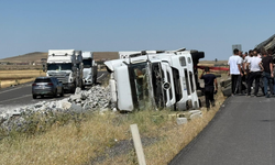 Diyarbakır’da pirket yüklü tır yan yattı, trafik felç oldu!