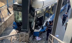 Belediye otobüsü dört araca çarptı: 20 yaralı!