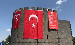 Diyarbakır’da tarihi Surlara MHP ve Türk Bayrakları asıldı