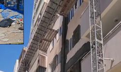 Orta hasarlı binada tadilat sırasında iskele çöktü: 2 ölü, 1 yaralı