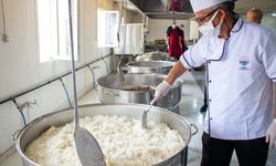 Diyarbakır'da haftanın beş  günü 250 haneye yemek desteği