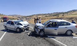 Diyarbakır’da iki araç kafa kafaya çarpıştı