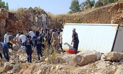 Diyarbakır'da kontrolden çıkan kamyonet şarampole uçtu: 3 yaralı