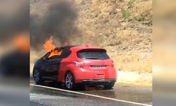 Diyarbakır’da motoru alev alan otomobil kül oldu