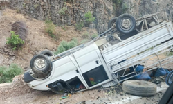 Hakkari’de kontrolden çıkan kamyonet devrildi, 2 yaralı
