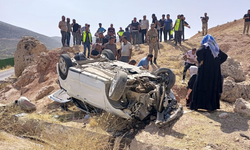 Siirt'te hafif ticari araç şarampole devrildi: 7 yaralı