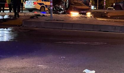 Diyarbakır’da iki araç çarpıştı biri takla attı: 7 yaralı