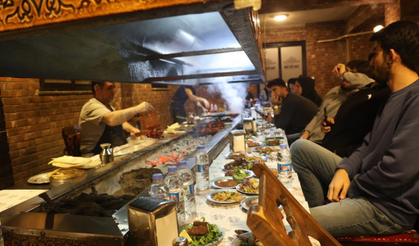 Diyarbakır’da ciğer kebabı iftardan sahura kadar yoğun ilgi görüyor