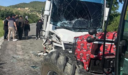 Tunceli’de öğrenci servisi ile traktör çarpıştı: 8 yaralı