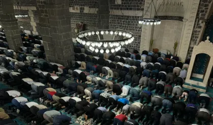 Diyarbakır Sur’da tarihi Ulu Cami’de bayram namazı coşkusu