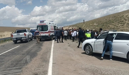 Van’da motosiklet ile minibüs çarpıştı: 2 genç hayatını kaybetti
