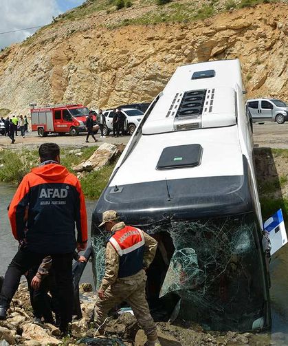Bitlis'te yolcu otobüsü dereye düştü: 7 yaralı