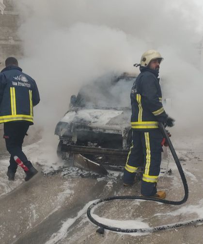 Van’da seyir halindeki kamyonette yangın çıktı