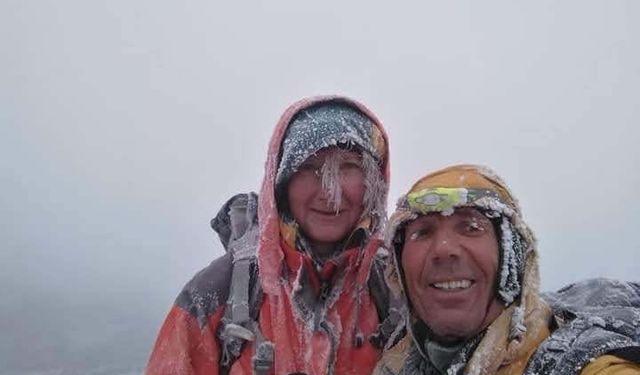 Ağrı Dağı’na çıkan dağcıların yüzü buz tuttu