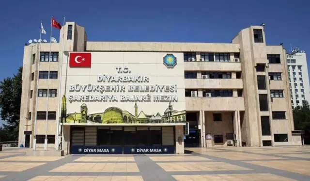 Municipal inspectors arrive in Diyarbakır because of the accusation of flag removal