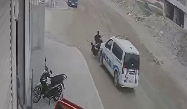 Polis, motosikletliyi çarparak durdurdu