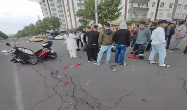 Diyarbakır'da motor ile otomobil çarpıştı: 1 yaralı