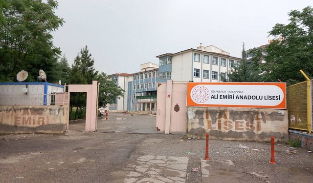 Diyarbakır'da müdürü bıçaklayan öğrenci tutuklandı