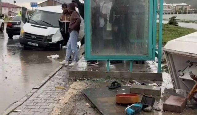 Minibüs kaldırımda yürüyen vatandaşlara daldı: 1 kişi öldü 2 yaralı