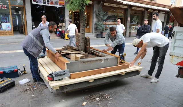 Diyarbakır’daki işlek caddede banklar yenileniyor