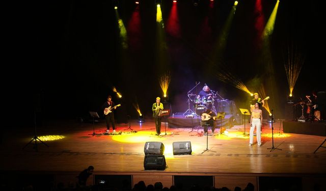 Stranbêja Kurd Tara Mamedova li Amedê konser da