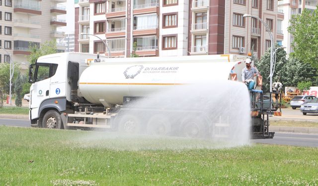 Diyarbakır Büyükşehir Belediyesi sulama çalışmalarına başladı