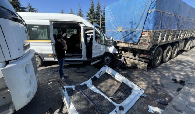 İşçi servis minibüsleri kafa kafaya çarpıştı: 1’i ağır 21 yaralı