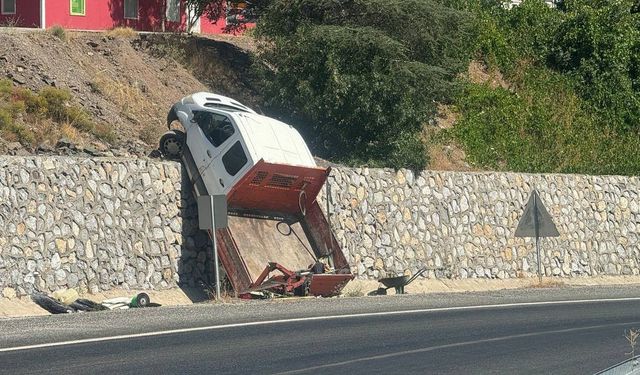 Diyarbakır’da kamyonet istinat duvarından düştü