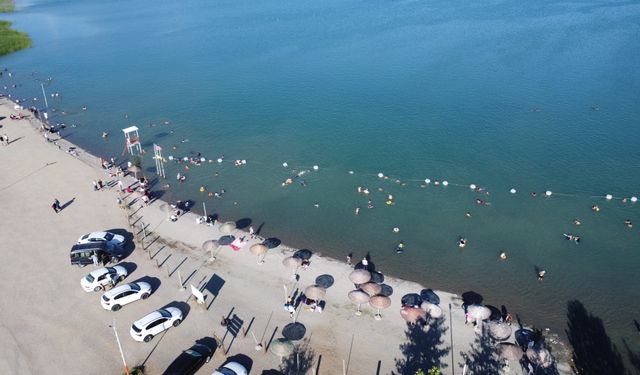 Hazar Gölü, Doğu ve Güneydoğu Anadolu'dan gelen tatilcileri ağırlıyor