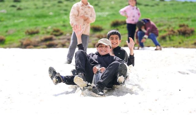 Diyarbakır 40 derece, Faraşin'de ise çocuklar kar üstünde