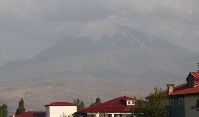 Ağrı Dağı'ndaki buzullar eriyor